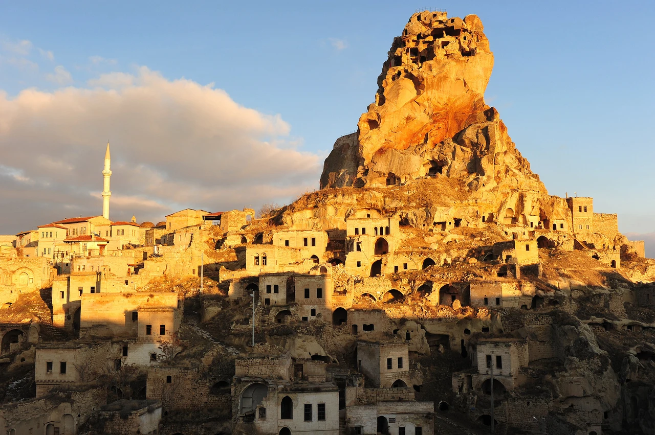 Gün ışığında Ortahisar Kalesi ve çevresindeki taş evler