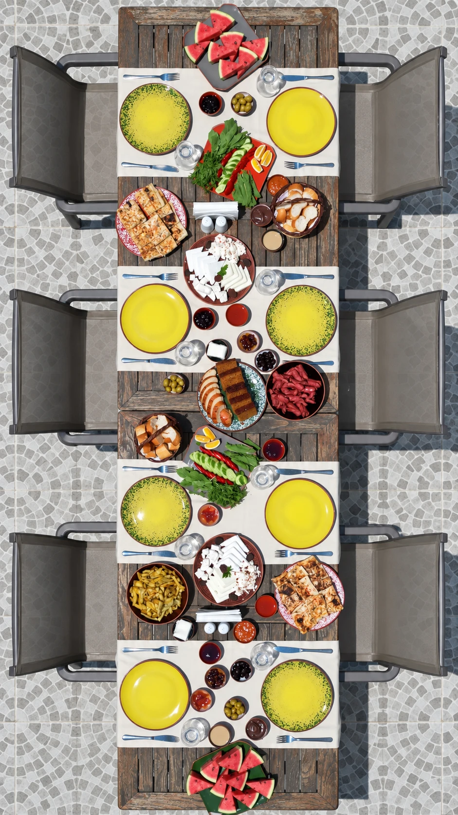 Kahvaltı sofrasındaki peynirler, meyveler ve sıcak lezzetler
